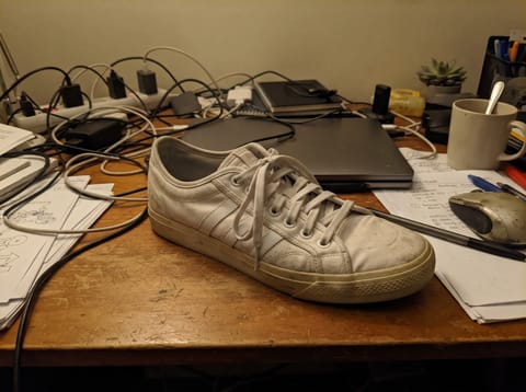 散らかった机の上で撮られた商品写真
